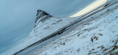 Góra Kirkjufell i Wodospad Kirkjufellsfoss w Grundarfjörður (1)